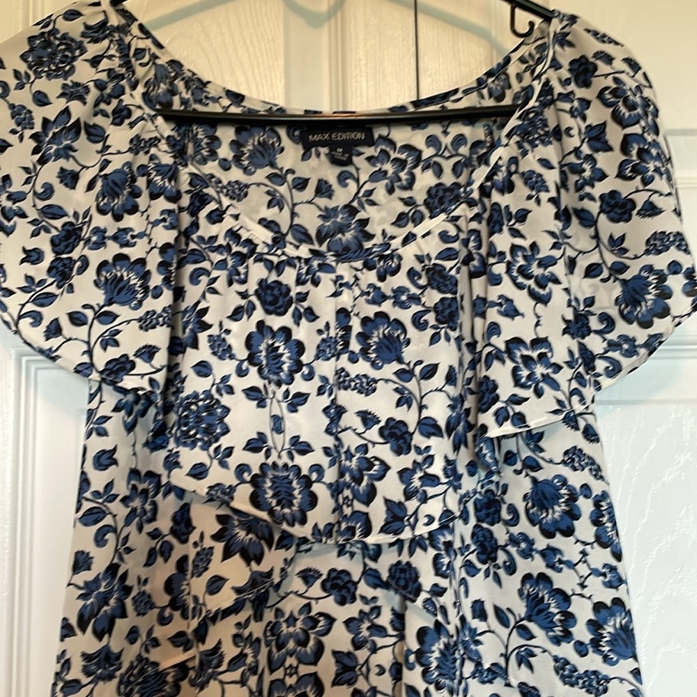 Women’s M Max Edition ruffle top blue/black scoop neck floral lightweight flowy